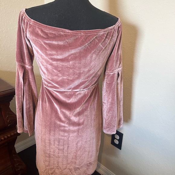 Velvet pink cold shoulder dress - Picture 3 of 3